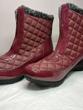 Khombu Quilted Burgundy Ankle Rain Boots Front Zip Womens Sz 10M Megan Style